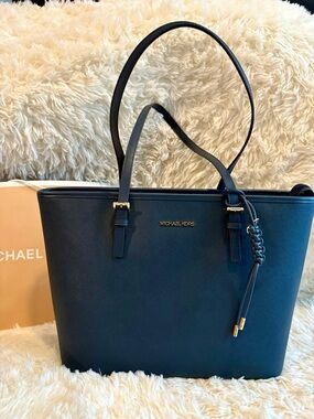 ✨Michael Kors Navy Saffiano Tote 👜💙✨
Brand new✨😊